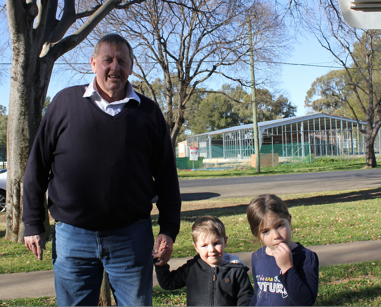 CGRC mayor Cr Abb McAlister with local children Eve and Alfie Bucknell, took a look at the “Hold My Hand” signs strategically placed in areas frequented by children across the council area. The signs have been erected in partnership with The Little Blue Dinosaur Foundation to remind parents and carers to hold young children’s hands when crossing or are near roads